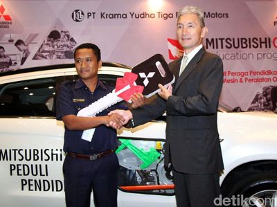 Mitsubishi Serahkan 12 Mobil untuk SMK