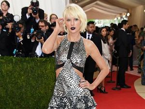 Beredar Video Taylor Swift-Tom Hiddleston Mesra di Konser Selena Gomez