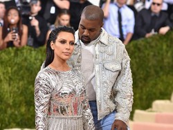 Ini Alasan Kanye West Selalu Pose di Belakang Kim Kardashian