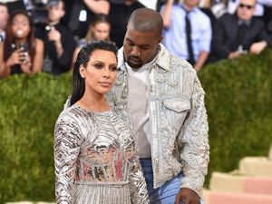 Resmi Cerai, Kanye West Beri Nafkah Rp 3 M Per Bulan ke Kim Kardashian Resmi Cerai, Kanye West Beri Nafkah Rp 3 M Per Bulan ke Kim Kardashian