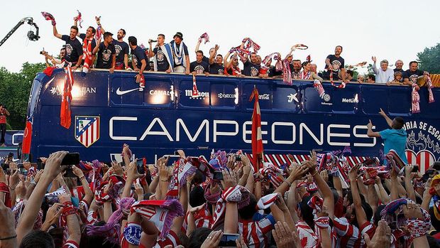 MADRID, SPAIN - MAY 18:  Club Atletico de Madrid players arrive on bus celebrating with the fans after their tenth La Liga title at Neptuno Square on May 18, 2014 in Madrid, Spain.  (Photo by Pablo Blazquez Dominguez/Getty Images)