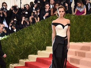 Berbusana Terbaik, Baju Emma Watson Berbahan Daur Ulang Botol Plastik