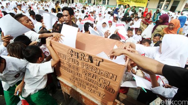 Para Santri Tulis Surat Buat Presiden