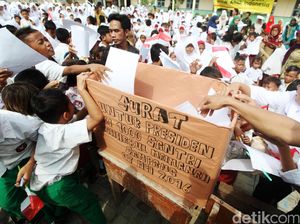 Para Santri Tulis Surat Buat Presiden