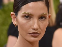 Lily Aldridge Tampil dengan Makeup Unik, Alis Warna Emas di Met Gala 2016