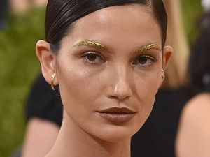 Lily Aldridge Tampil dengan Makeup Unik, Alis Warna Emas di Met Gala 2016 Lily Aldridge Tampil dengan Makeup Unik, Alis Warna Emas di Met Gala 2016