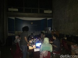 Para Menteri Lagi Rapat, Kantor Darmin Mati Lampu