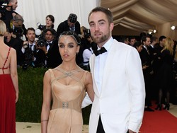 Pasca Kabar Hoax Soal Homoseksual, Robert Pattinson Mesra dengan FKA Twigs