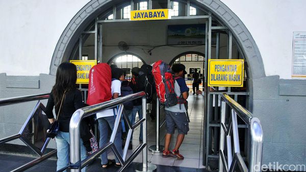 Jelang Libur Panjang, Stasiun Senen Masih Normal