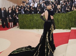 Pamer Hubungan Cinta Ala Katy Perry dan Orlando Bloom: Bawa Tamagotchi