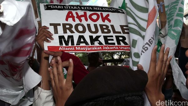 Warga Luar Batang Demo KPK