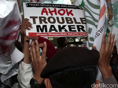 Warga Luar Batang Demo KPK