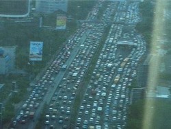 Penampakan Macet Parah di Ruas Gatot Subroto di Sore Long Weekend dari Ketinggian