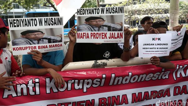 Puluhan Orang Demo di Gedung KPK