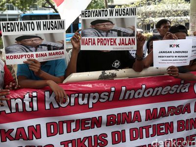Puluhan Orang Demo di Gedung KPK
