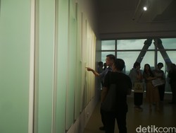 Permainan Warna dan Cahaya di Proyek Tunggal Seniman Cagi