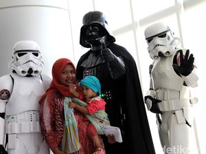 Darth Vader dan Stormtrooper Serbu Anak-anak di RSCM