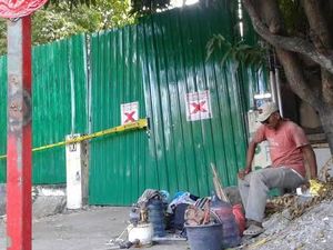 Proyek Pembongkaran Rumah Bung Tomo Siaran Radio Kemerdekaan Disegel Proyek Pembongkaran Rumah Bung Tomo Siaran Radio Kemerdekaan Disegel