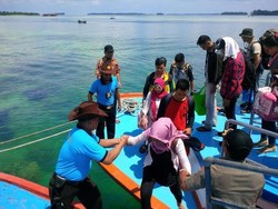 Begini Gaya Santai Polisi Pantai Jaga Wisatawan di Kepulauan Seribu