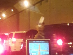 Macet Makin Parah, Penjual Tahu dan Minuman Mulai Jualan di Tol JORR