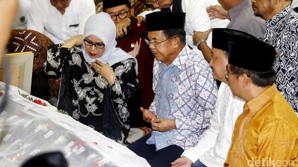 JK Melayat Tuty Alawiyah