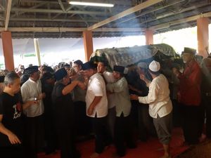 Ribuan Orang Antar Jenazah Tuty Alawiyah ke Peristirahatan Terakhir Ribuan Orang Antar Jenazah Tuty Alawiyah ke Peristirahatan Terakhir