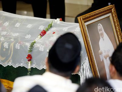 Ratusan Orang Melayat Jenazah Tuty Alawiyah
