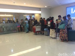 Bandara Ngurah Rai Ditutup, Antrean Panjang Terlihat di Customer Service
