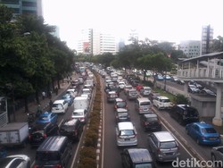 Demo Bidan Tutup Semua Jalur, Jl Rasuna Said ke Menteng Macet Total