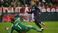 Di babak kedua, pertahanan Bayern yang jadi lowong dimanfaatkan oleh Atletico, lewat serangan balik yang dituntaskan dengan apik oleh Antoine Griezmann. Reuters/Michaela Rehle.