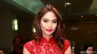 Pesona Kinaryosih Bergaun Merah Menyala
