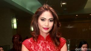 Pesona Kinaryosih Bergaun Merah Menyala
