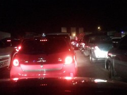 Ojek Online dan Mobil Tukang Tahu yang Parkir Sembarangan Bikin Macet Margonda