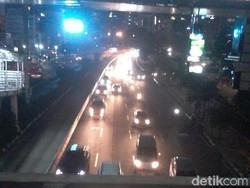 Arah Keluar Jakarta Macet Parah, Sudirman-Thamrin Relatif Lengang Malam ini