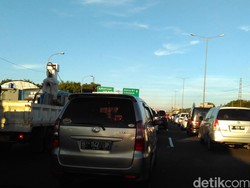 Macet Long Weekend, Perjalanan Tol Cawang-Cikunir Ditempuh 1,5 Jam