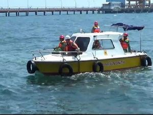 PLTU Paiton Patroli Perairan Probolinggo Pantau Ubur-ubur