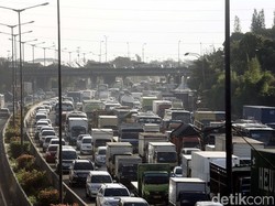 Penampakan Macet Parah di Tol Jakarta-Cikampek di Long Weekend, Truk Masih Eksis