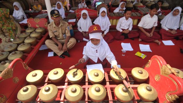 Unsur keberadaan gamelan dianggap penting sebagai identitas Jawa dalam campursari.