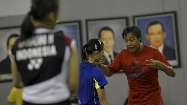 Pelatih Bambang Supriyanto (kanan) memberikan intruksi kepada pebulutangkis putri anggota tim Piala Uber Indonesia Fitriani disela latihan di Pelatnas PBSI, Cipayung, Jakarta, Rabu (4/5). Tim bulutangkis beregu Putra dan Putri Indonesia akan bertanding memperebutkan Piala Thomas dan Uber di Kunshan, Tiongkok pada 15-22 Mei 2016. ANTARA FOTO/Prasetyo Utomo/ama/16