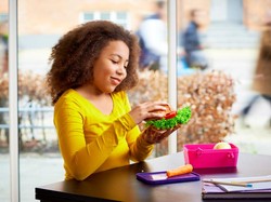 Bekal Makan Siang Bisa Lengkapi Kebutuhan Nutrisi Anak