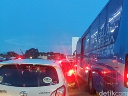 Pulogadung ke Arah Bekasi Stuck, Pengendara Matikan Mesin Mobil