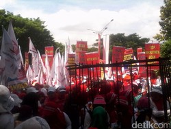Ada Demo Bidan di Depan Kemenkes, Jl HR Rasuna Said Macet