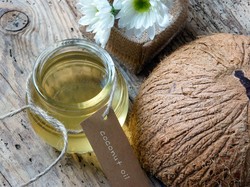 Minyak Kelapa untuk Memudahkan Persalinan dan Mitos-mitos Lainnya