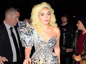 Lady Gaga Suka Sikat Gigi Bertema Disney