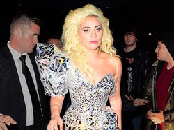 Lady Gaga Suka Sikat Gigi Bertema Disney