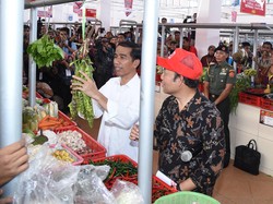 Tinjau Pasar di Banyumas, Presiden Jokowi Borong Petai dan Pare