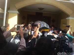 Bersama Ribuan Orang, BJ Habibie, Menag dan Wagub Djarot Layat Tuty Alawiyah