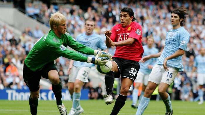 MANCHESTER, UNITED KINGDOM - AUGUST 19:  Carlos Tevez (#32) of Manchester United and Kasper Schmeichel of Manchester City battle for the ball during the Barclays Premiership match between Manchester City and Manchester United at the City of Manchester Stadium on August 19, 2007 in Manchester, England.  (Photo by Jamie McDonald/Getty Images)