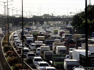 Tol Jakarta-Cikampek Sering Macet, BPTJ: Beton Proyek Disimpan di Tengah Tol
