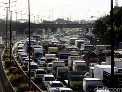 Lalin ke Jakarta Mulai Padat di Tol Cikampek, Kecepatan Rata-rata 30 km/jam